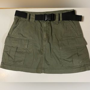 Woman’s American Eagle skirt